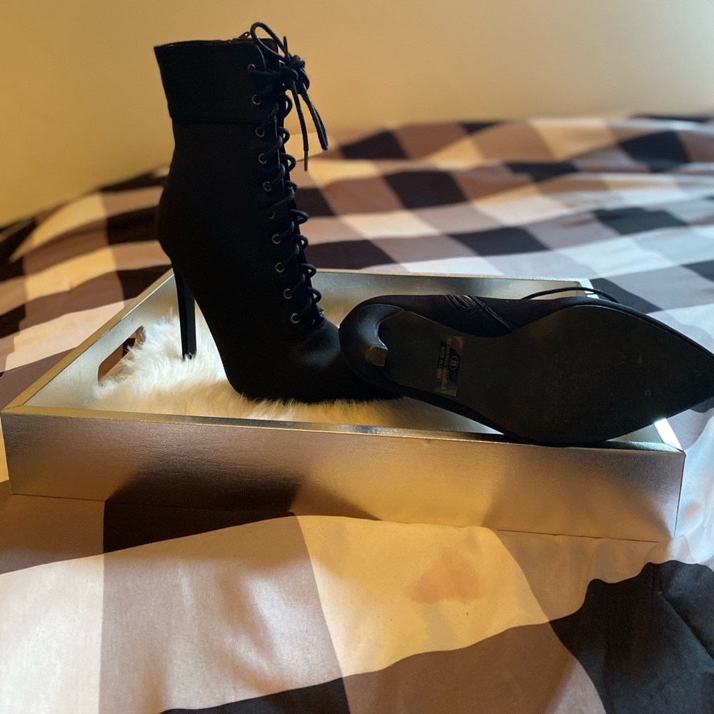 Size 8 laced w/ side zipper Olivia Jade booties